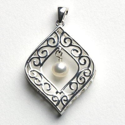 Cargo Hold Southern Gates Freshwater Pearl Pendant.
